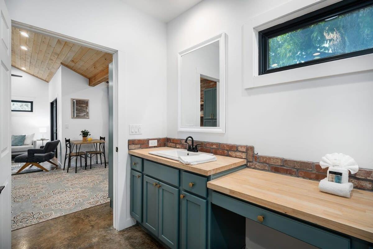 Petit Paradis Studio With Hot Tub Fredericksburg Exterior photo